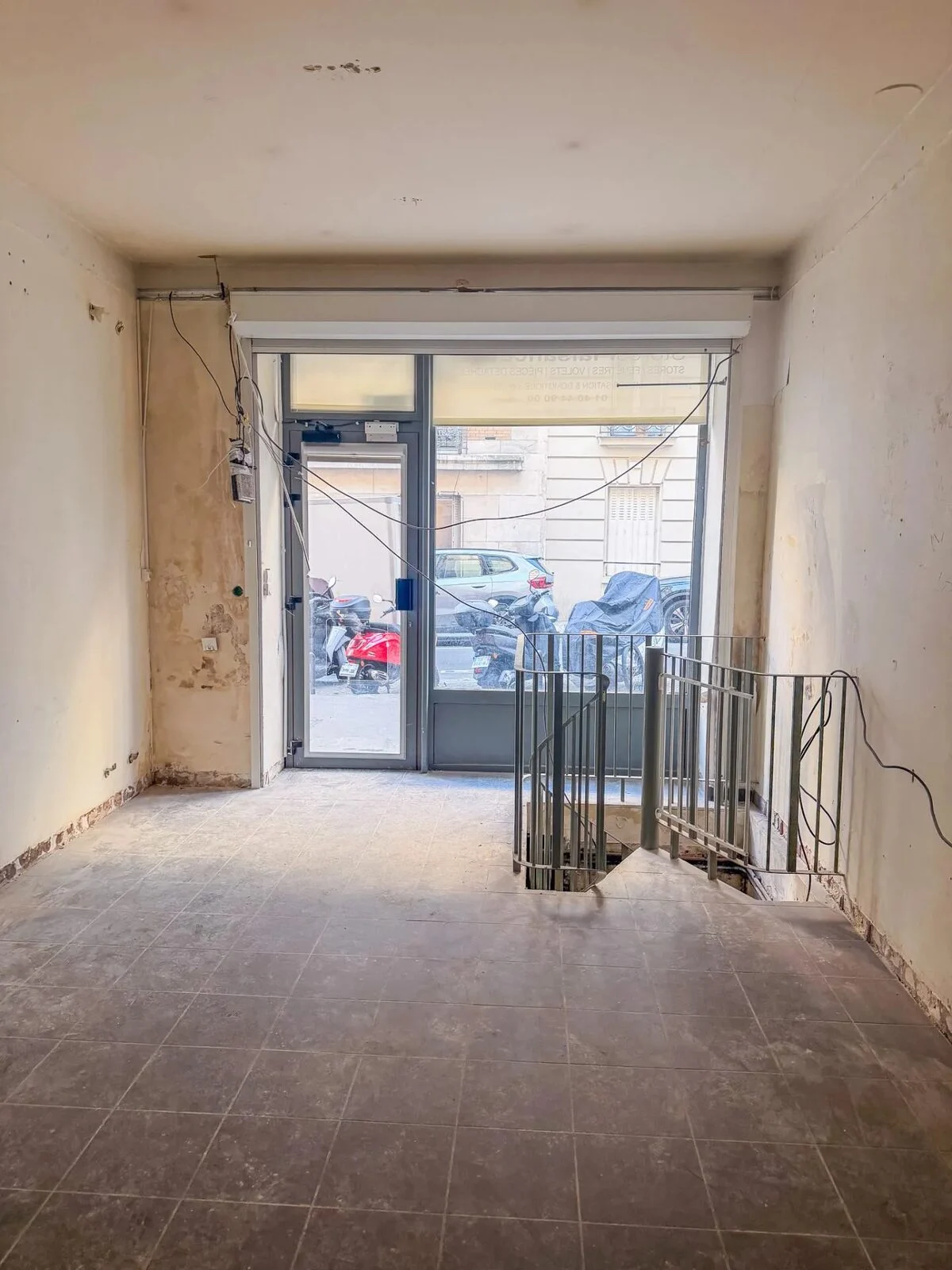 Boutique sur rue à rénover, quartier des Batignolles