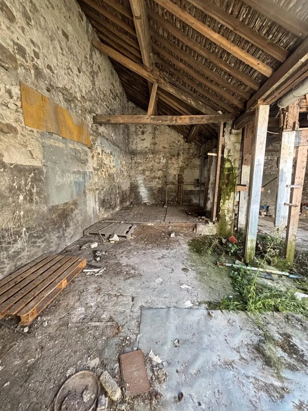 Ancien hangar à réhabiliter avec permis accordé, centre de Fontainebleau